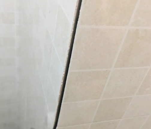 凤阳瓷砖空鼓维修公司分享阳台瓷砖脱落的修复过程可以分为以下几个步骤