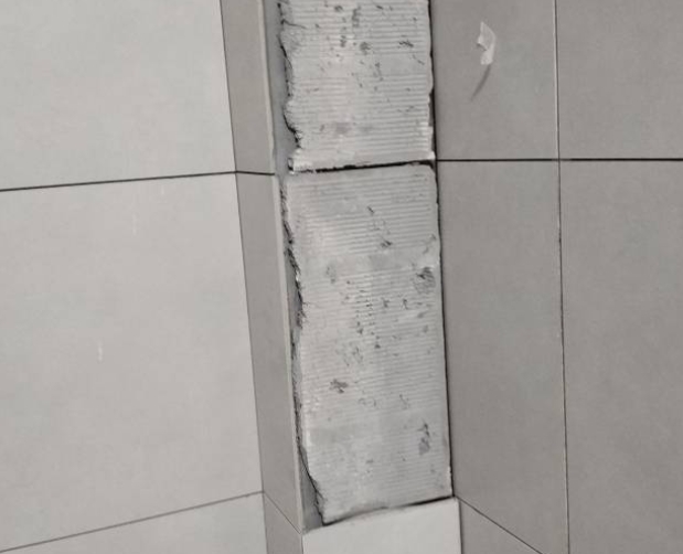 凤阳瓷砖空鼓维修公司分享下瓷砖施工前基层浇水润湿程度不足，可能导致以下问题